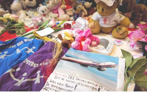 ΦΩΤΟ-Μνημόσυνο για τα θύματα της πτήσης MH17