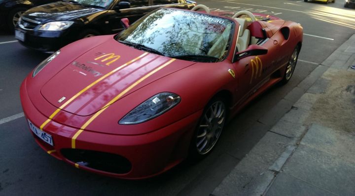 Κάνουν delivery με… Ferrari