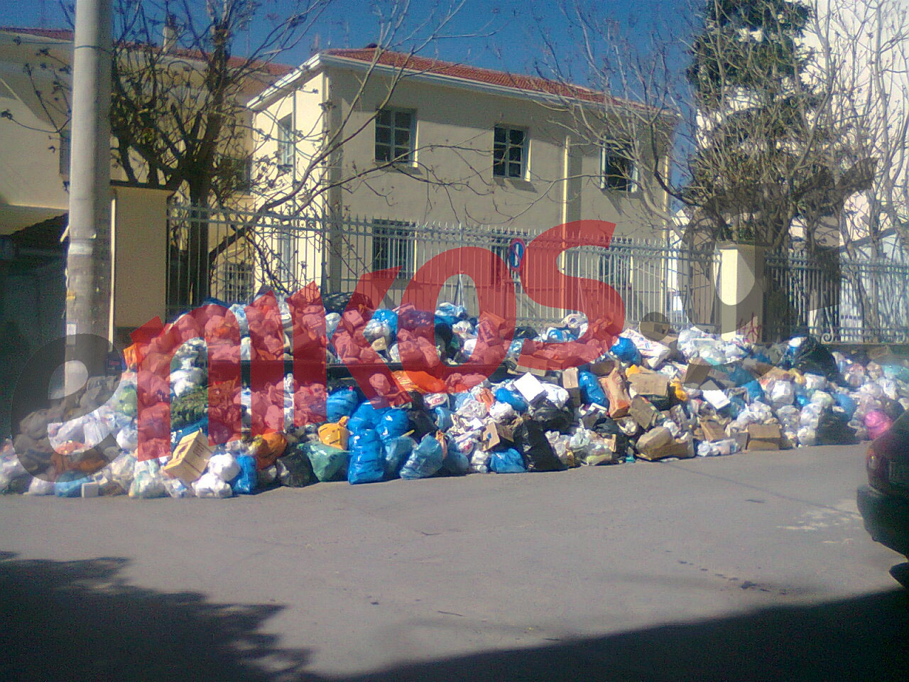 ΦΩΤΟ-Βουνό τα σκουπίδια στην Τρίπολη