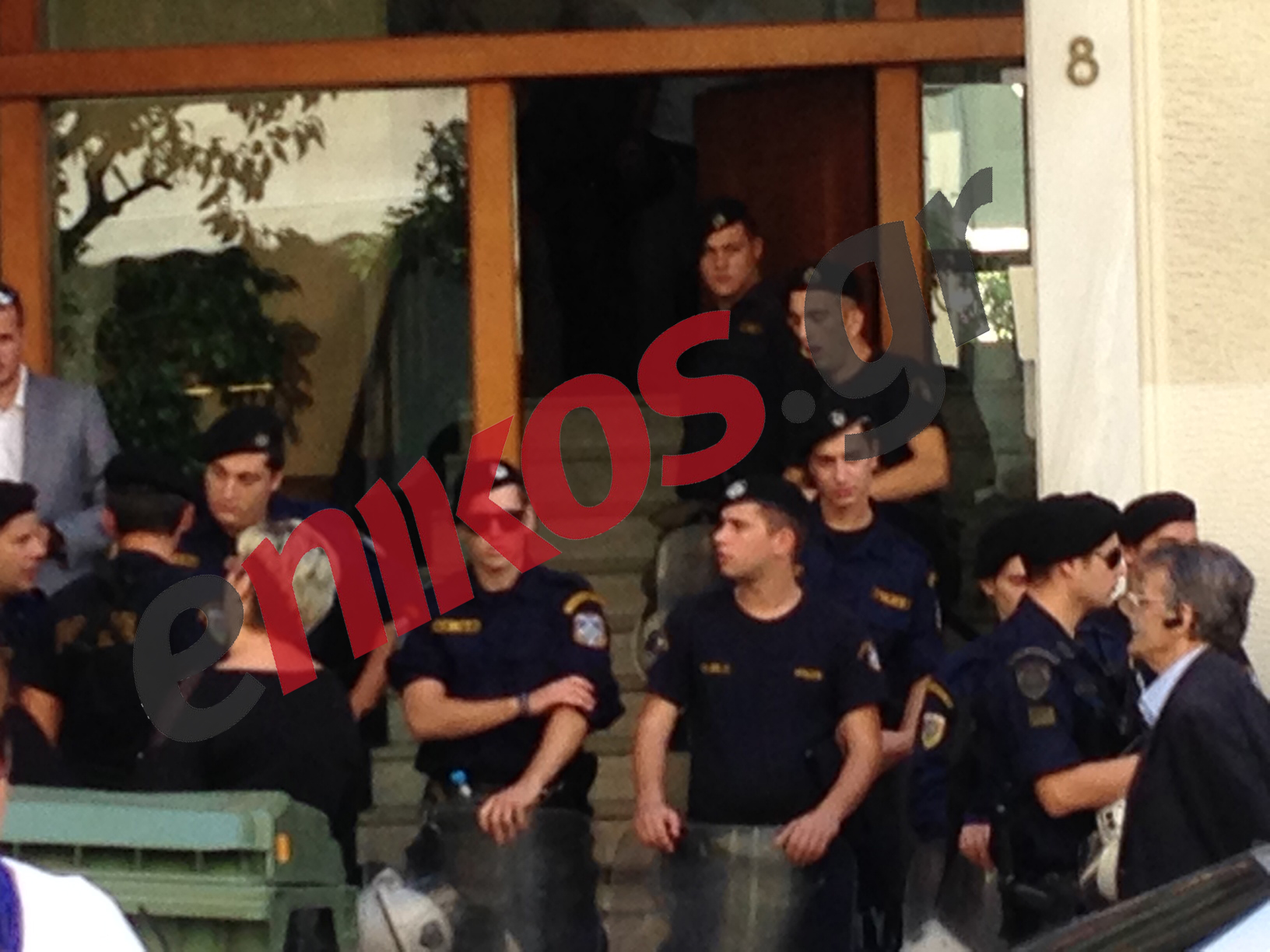 Αποχωρούν οι διαδηλωτές από το γραφείο του Κυριάκου Μητσοτάκη