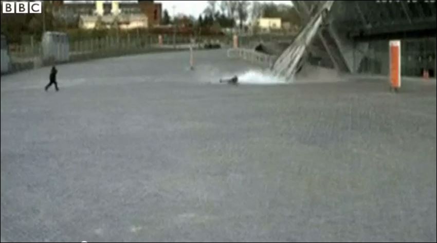 ΒΙΝΤΕΟ-Κορίτσι στο Ντόνετσκ σώζεται από θαύμα