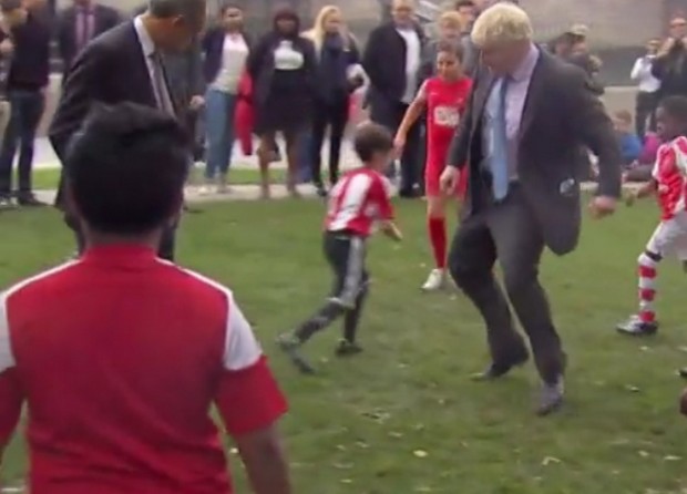 BINTEO-Έκανε τάκλιν σε 9χρονο ο δήμαρχος του Λονδίνου