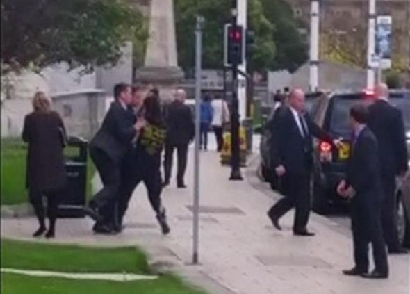 ΒΙΝΤΕΟ-Πολίτης επιτέθηκε στον Κάμερον