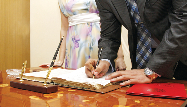 Ισοπαλία ιερέων – δημάρχων για… βέρα στο δεξί