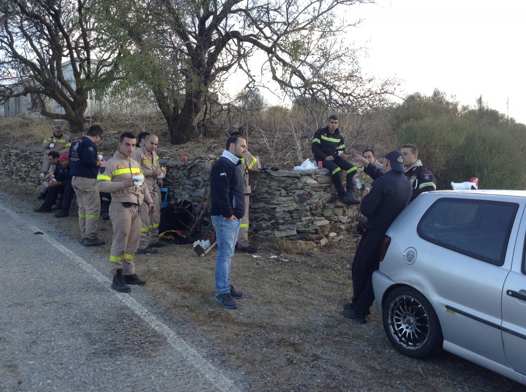 ΦΩΤΟ-Σε ύφεση οι φωτιές στην Άνδρο