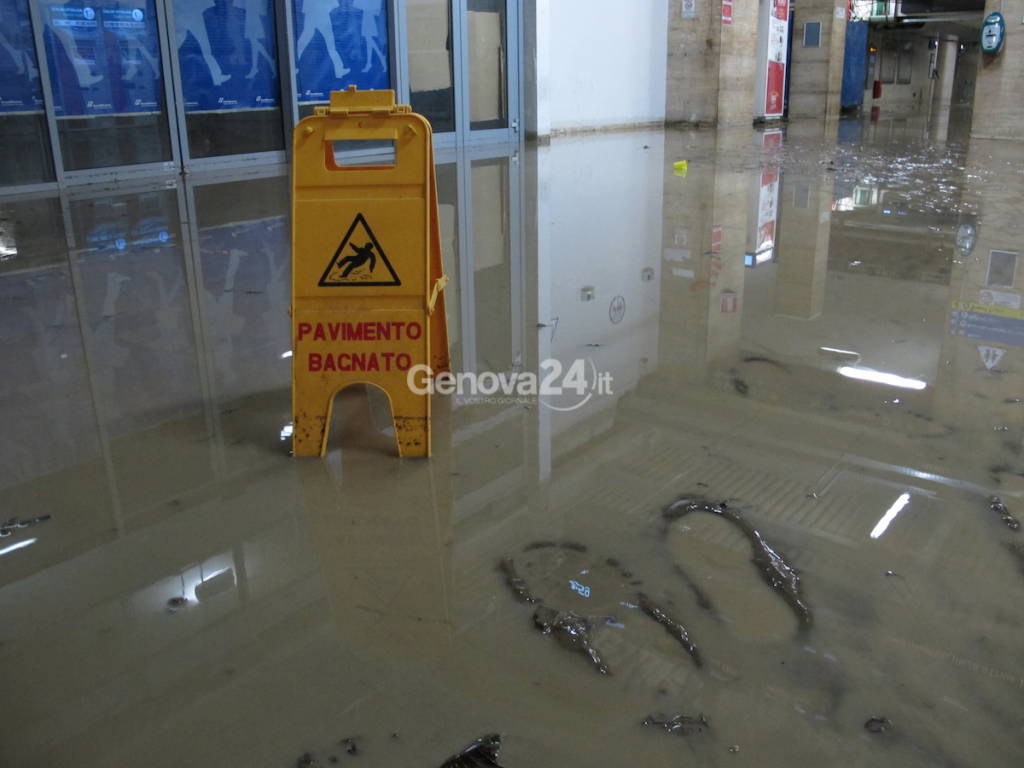 ΦΩΤΟ-Πλημμύρισε η Γένοβα-Δύο αγνοούμενοι