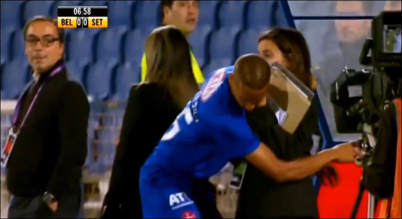 BINTEO-“Φλερτ” ποδοσφαιριστή-δημοσιογράφου την ώρα του αγώνα