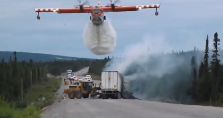 ΒΙΝΤΕΟ-Αεροπλάνο σβήνει φωτιά σε τροχαίο