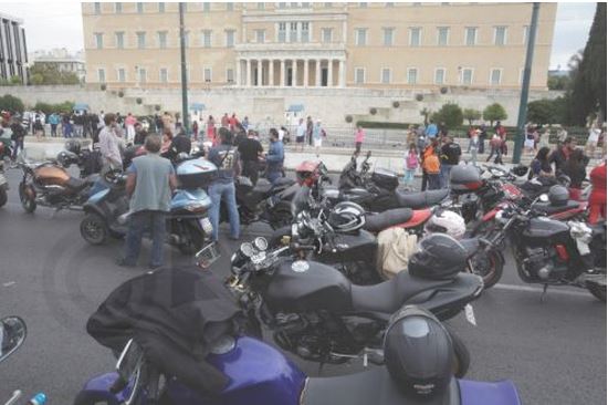 ΦΩΤΟ-Διαμαρτυρία μοτοσικλετιστών στο Σύνταγμα