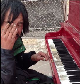 ΒΙΝΤΕΟ-Ο άστεγος… πιανίστας