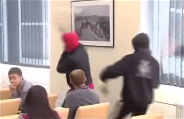 ΒΙΝΤΕΟ-Πέταξαν τούρτες στον εκπρόσωπο του Ποροσένκο