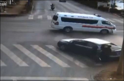 ΒΙΝΤΕΟ-Ασθενοφόρο προκαλεί τρομακτικό τροχαίο στην Κίνα