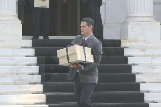 ΦΩΤΟ-Το δώρο του Σαμαρά στην Αλαμουντίν