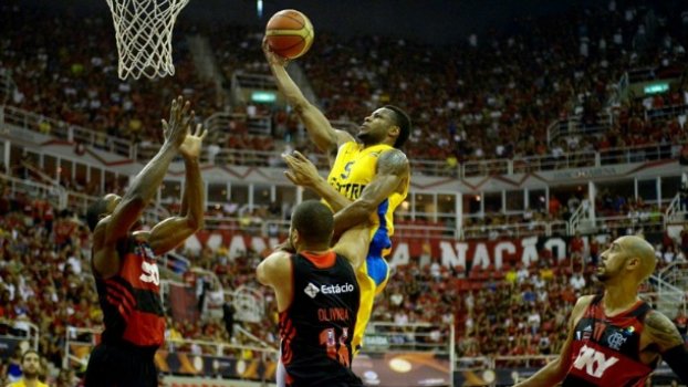 ΒΙΝΤΕΟ-Τρίποντο από το κέντρο