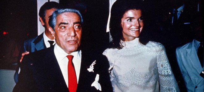 Ο Ωνάσης “παρέδωσε” την ολόγυμνη Τζάκι στους παπαράτσι