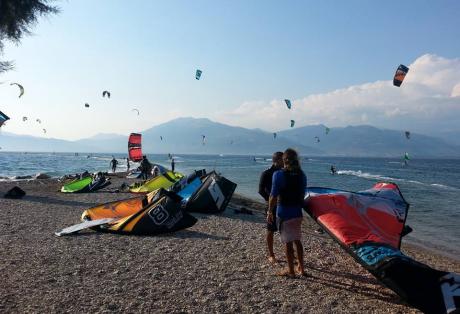ΒΙΝΤΕΟ-Κάνοντας kitesurfing και τον χειμώνα