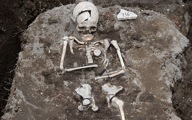 ΦΩΤΟ-Βρήκαν σκελετό “βαμπίρ” στην Βουλγαρία