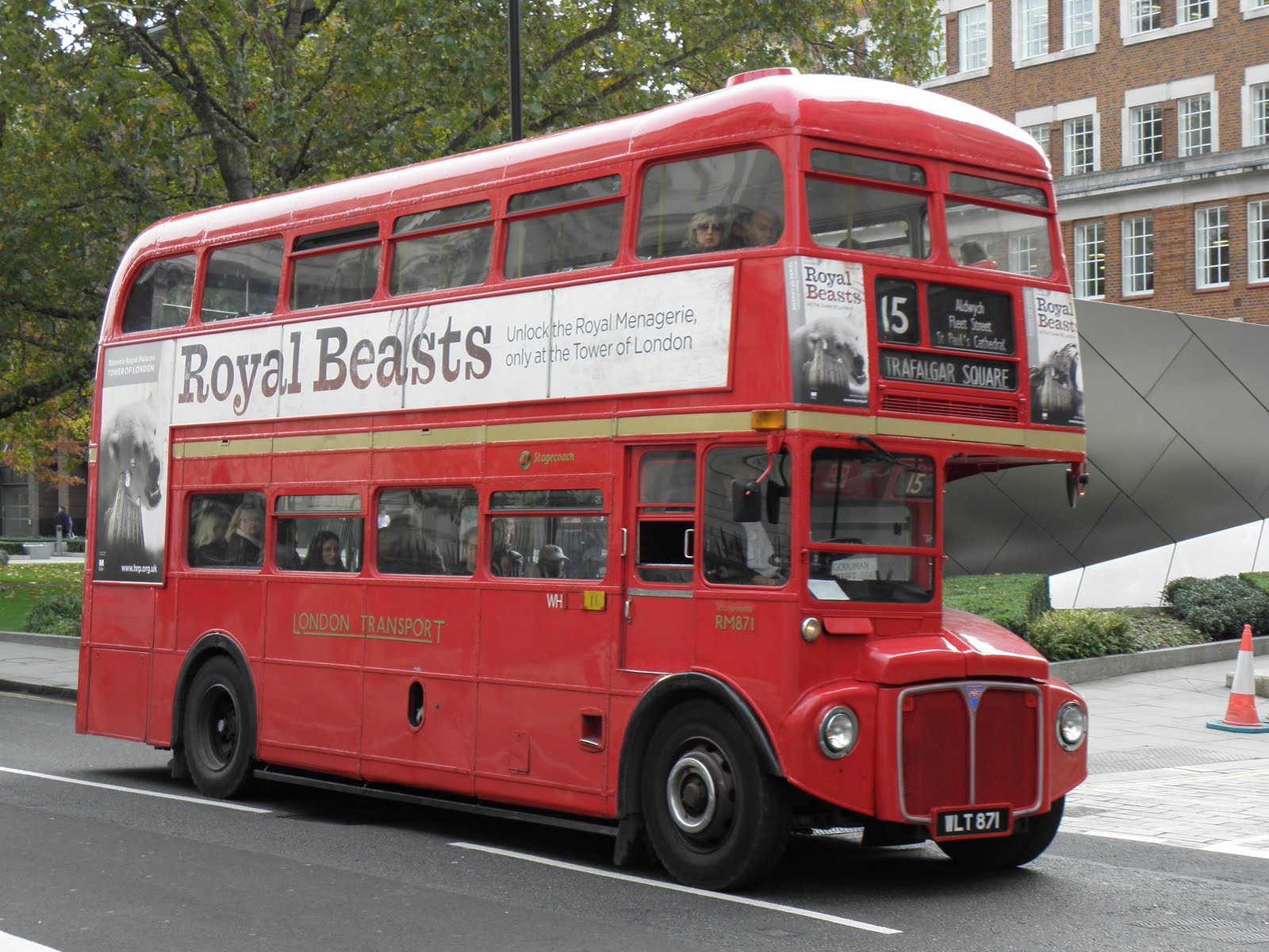 Πέταξαν από το λεωφορείο γκέι ζευγάρι γιατί φιλήθηκαν