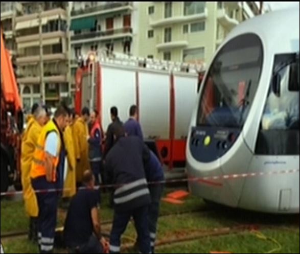 ΦΩΤΟ-Γυναίκα παρέσυρε ο συρμός του τραμ