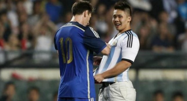 ΒΙΝΤΕΟ-Το αυτόγραφο του Μέσι στον… εισβολέα