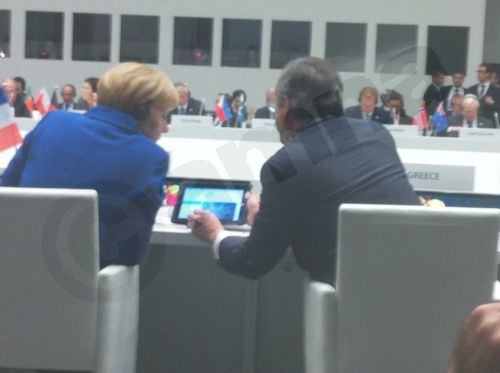 ΦΩΤΟ-Ο Σαμαράς έδειχνε στην Μέρκελ την Αμφίπολη