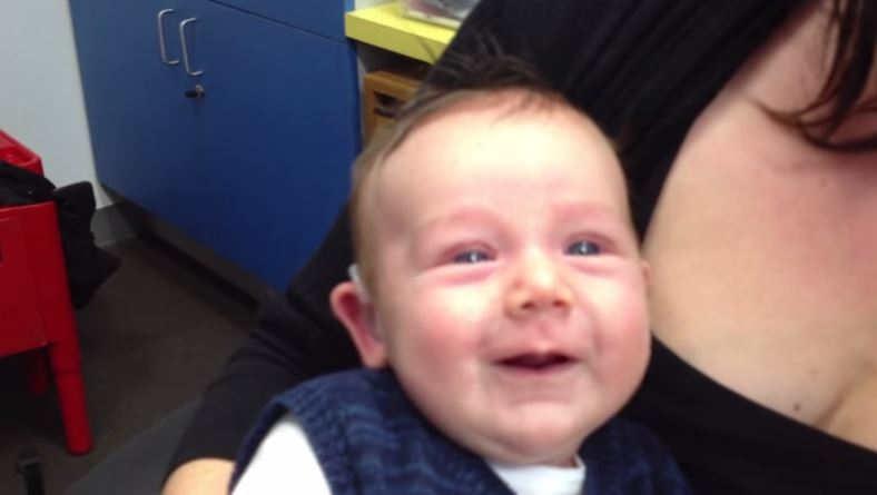 ΒΙΝΤΕΟ-Μωρό ακούει για πρώτη φορά τη φωνή της μαμάς του-Δείτε την αντίδρασή του