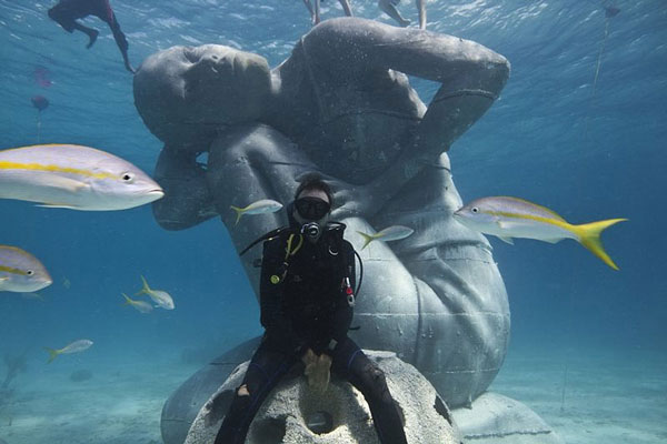 ΦΩΤΟ-Ένα… υποθαλάσσιο γλυπτό
