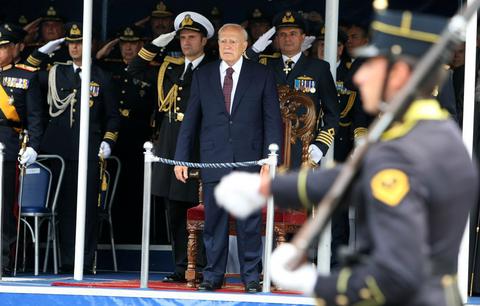 ΦΩΤΟ-Σιδερόφρακτη η εξέδρα, αλλά χωρίς διαμαρτυρίες