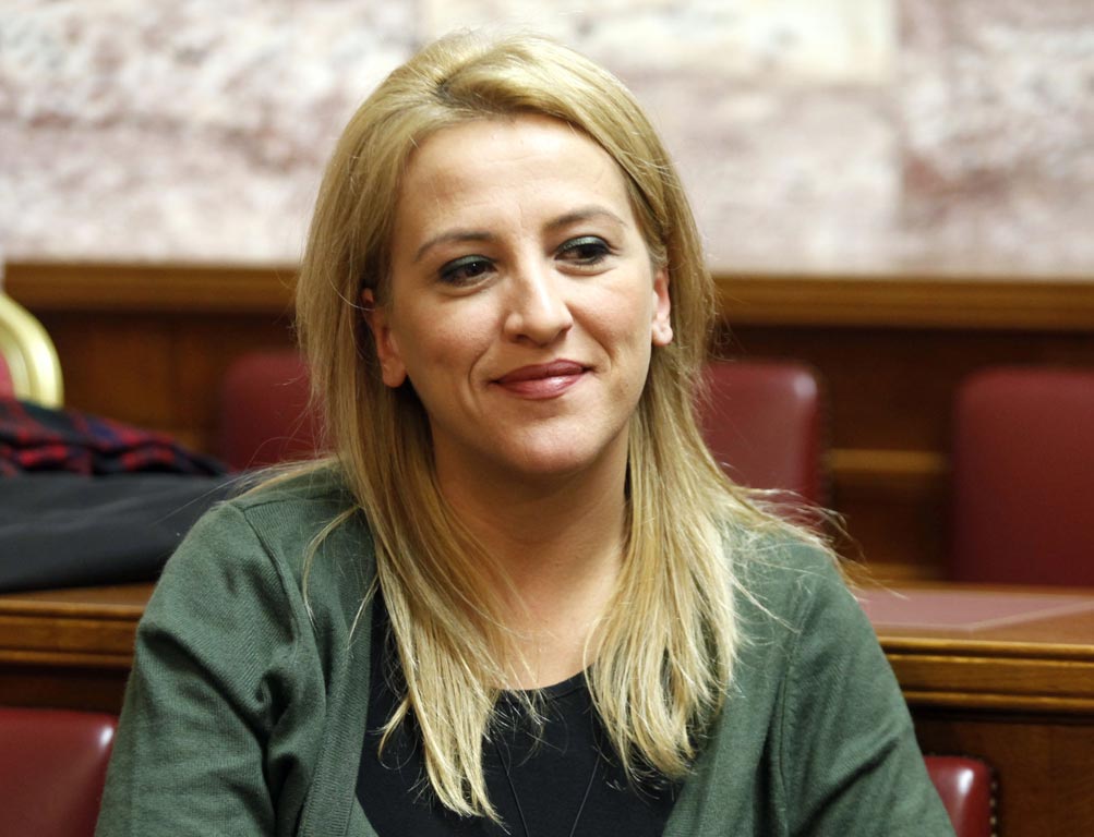 ΦΩΤΟ-Η Δούρου φωτογραφίζεται ως θύμα ομοφοβικής επίθεσης