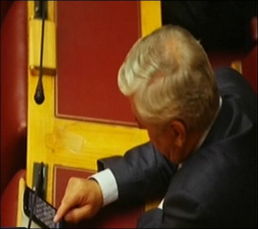 ΒΙΝΤΕΟ-ΦΩΤΟ-Με το κινητό του έπαιζε σκάκι ο Ταμήλος στη Βουλή