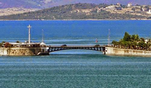 ΦΩΤΟ-Έκλεισε η παλιά γέφυρα της Χαλκίδας