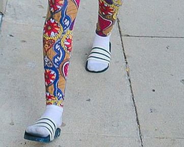 ΦΩΤΟ-Ποια τραγουδίστρια κυκλοφορεί με σανδάλια και κάλτσες;
