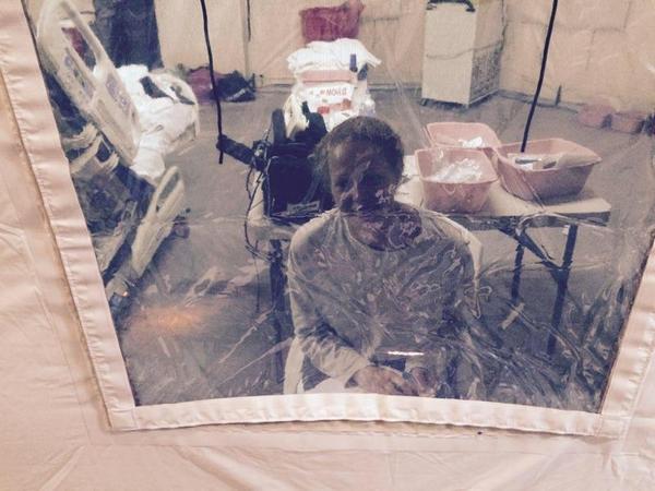 ΦΩΤΟ-Είναι αρνητική στον Έμπολα αλλά… νοσηλεύεται