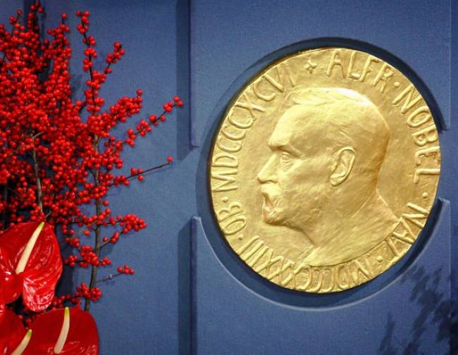 Ο Πάπας, ο Σνόουντεν και το Νόμπελ Ειρήνης