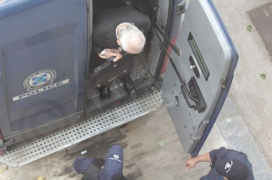 ΦΩΤΟ-Ο Άκης Τσοχατζόπουλος με χειροπέδες στο Εφετείο