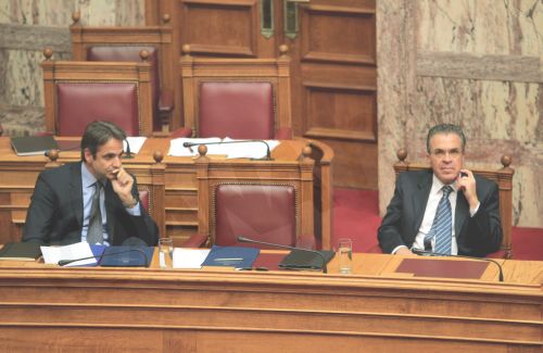 ΦΩΤΟ-“Ξένοι” στα κυβερνητικά έδρανα