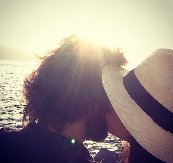 ΦΩΤΟ-Ποια ηθοποιός βρίσκεται στη Σαντορίνη;