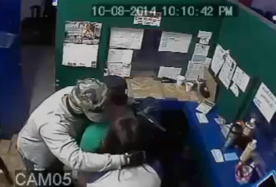 Ληστής φίλησε τους υπαλλήλους και ζήτησε συγγνώμη