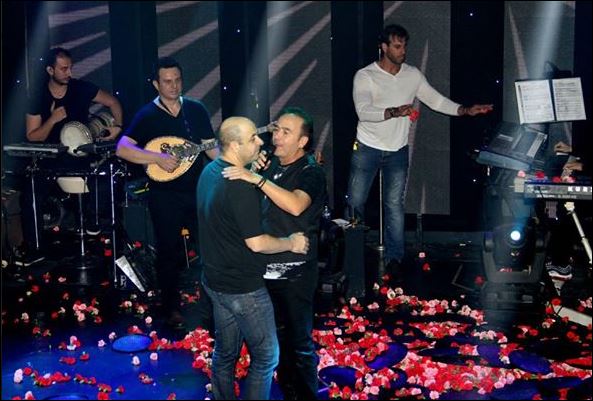 ΦΩΤΟ-Ο Σεφερλής χόρεψε ζεϊμπέκικο