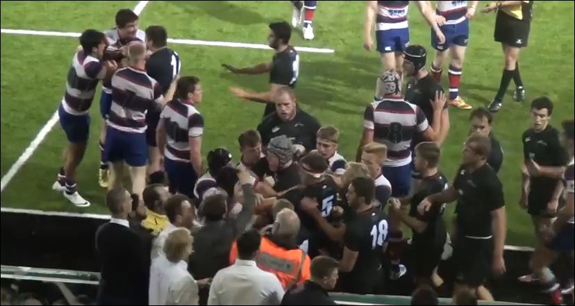 ΒΙΝΤΕΟ-Ρινγκ ο αγώνας ράγκμπι εξαιτίας του γυμνού εισβολέα