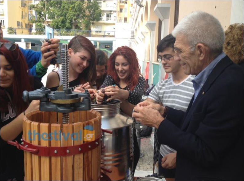 ΒΙΝΤΕΟ-O Μπουτάρης σε ρόλο οινοποιού