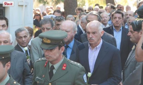 ΦΩΤΟ-Ο Παπανδρέου στην κηδεία του Χαραλαμπόπουλου