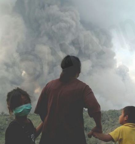 ΦΩΤΟ-Απόκοσμο σκηνικό από έκρηξη ηφαιστείου στην Ινδονησία
