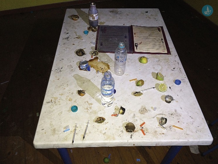 ΦΩΤΟ-Παιδική χαρά «τεκές» τοξικομανών