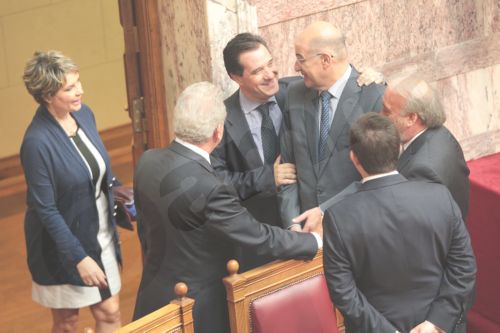 ΦΩΤΟ-Ο θερμός εναγκαλισμός Γεωργιάδη-Δένδια