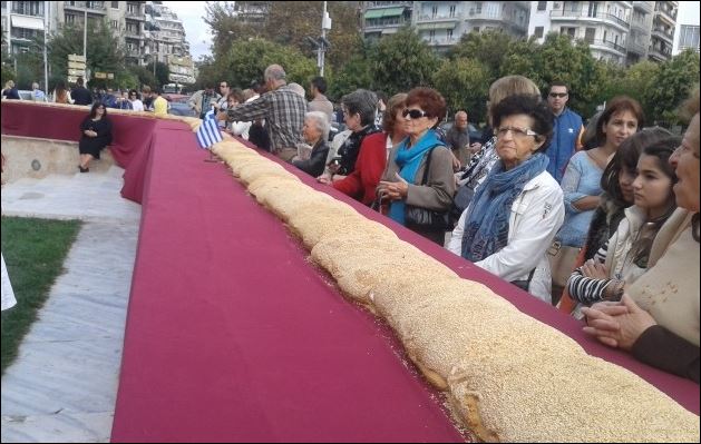 ΦΩΤΟ-Το μεγαλύτερο κουλούρι ψήθηκε στο Λευκό Πύργο