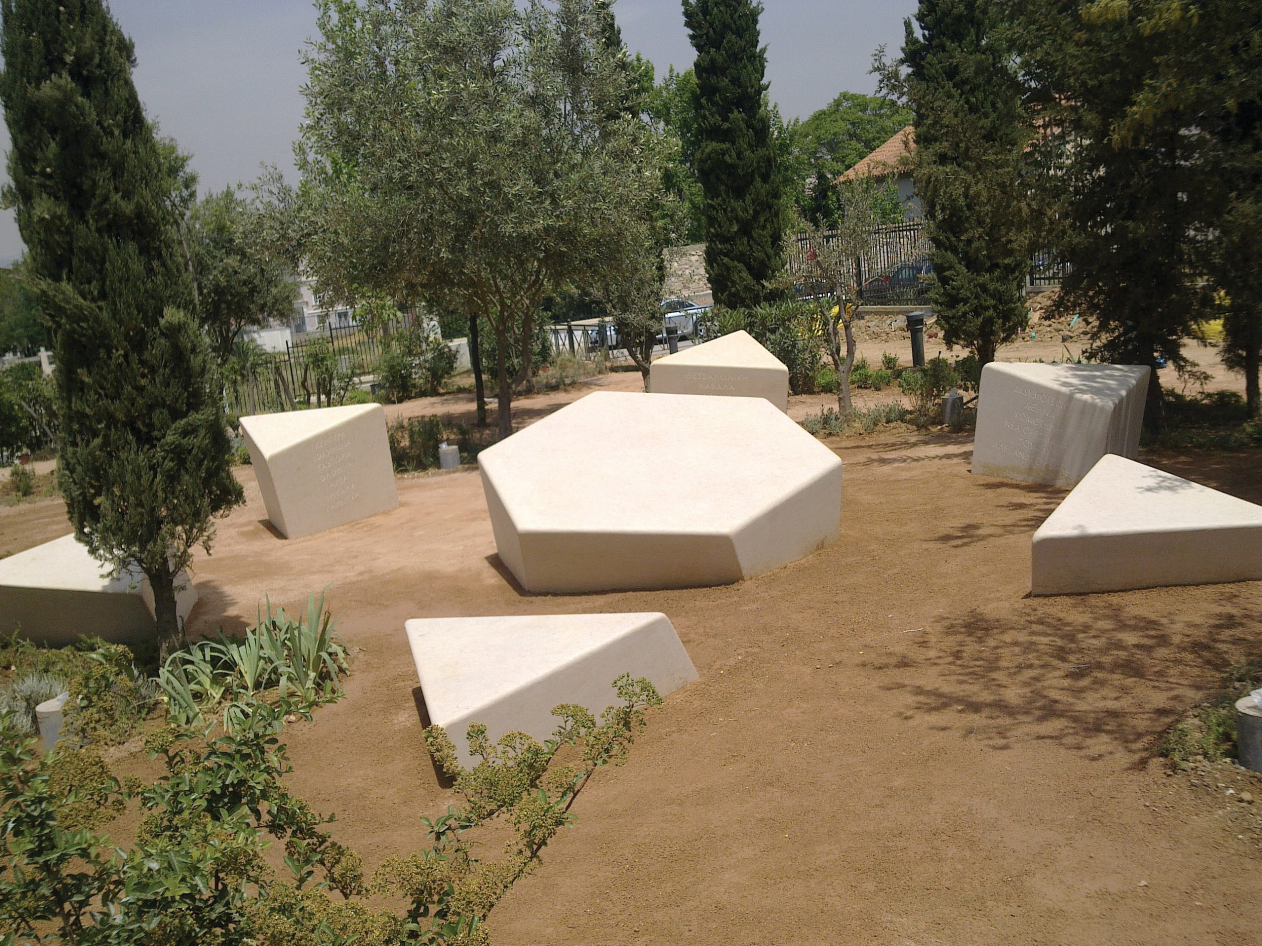 ΦΩΤΟ-Βεβήλωσαν το Μνημείο Ολοκαυτώματος στην Αθήνα