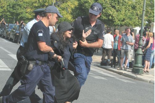 ΦΩΤΟ-Αστυνομικοί απομακρύνουν την Λουκά από την Αλαμουντίν
