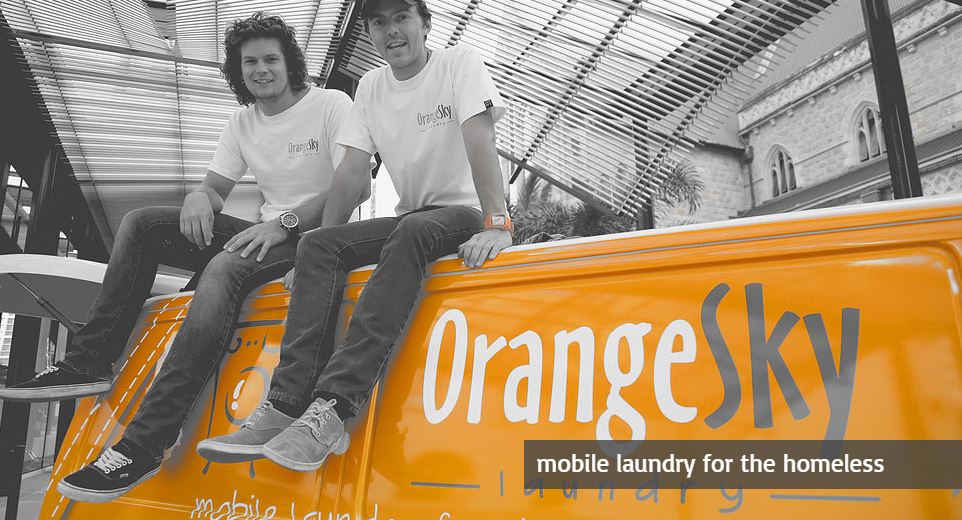 ΒΙΝΤΕΟ-Πλένουν δωρεάν τα ρούχα των αστέγων
