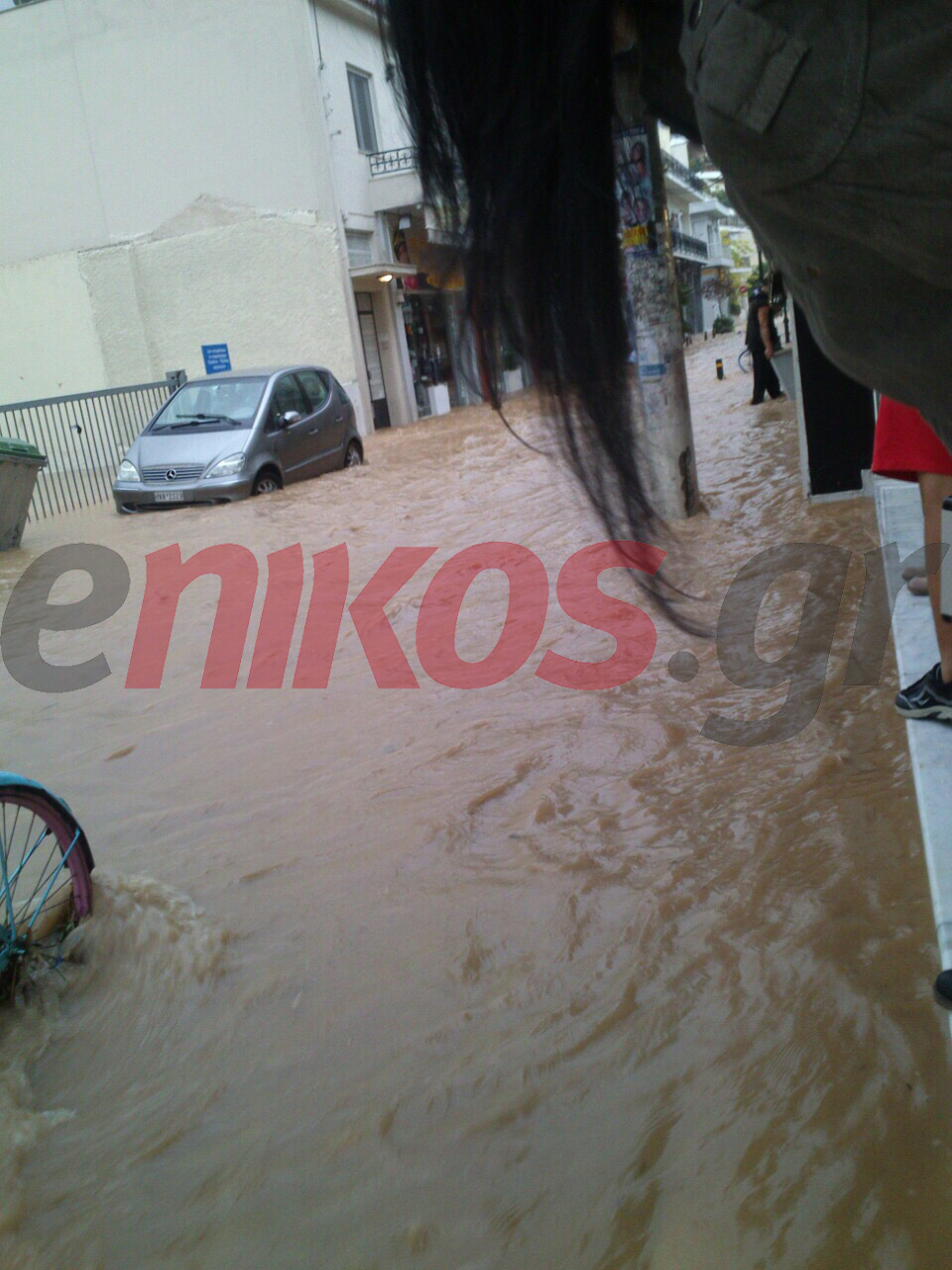 ΦΩΤΟ-“Πνίγηκε” το Μενίδι από τη νεροποντή